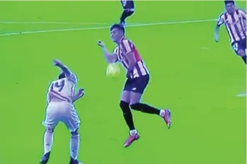  ??  ?? El penalti de Morcillo que no se señaló en San Mamés