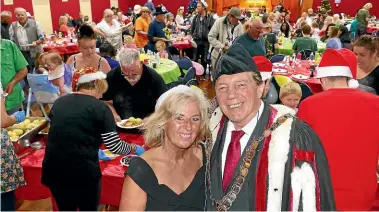  ?? JOHN HAWKINS /STUFF 636783749 ?? Co-organiser Linda Howard and Invercargi­ll Mayor Tim Shadbolt at Mayor Tim’s Christmas Lunch at the Scottish Hall on Tuesday.