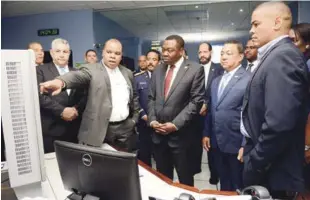  ?? JORGE CRUZ/LISTÍN DIARIO ?? Visita oficial. El presidente de la OACI, Olumuyiwa Benard Aliu, realizó un recorrido junto al director del IDAC, Alejandro Herrera, y otros ejecutivos, por el complejo aeronáutic­o Norge Botello.