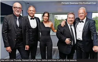  ?? ?? Picture: Swansea City Football Club
Mal with Lee Trundle, Sioned Dafydd, Kev Johns and Alan Curtis at the awards