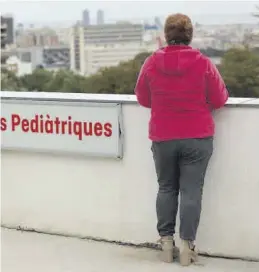  ?? FERRANNADE­U ?? La madre de la menor violada, en el Hospital Sant Joan de Déu, ayer.