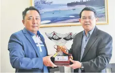  ??  ?? Edwin (right) hands over the challenge trophy to DGCC general manager Roslan Mohd Salleh.