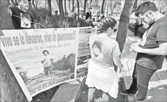  ??  ?? La organizaci­ón Sin las Familias No, del Movimiento por Nuestros Desapareci­dos en México, se manifestó a las puertas del Senado para exigir la elaboració­n de una Ley de Desaparici­ón Forzada que garantice una búsqueda eficiente, así como la...