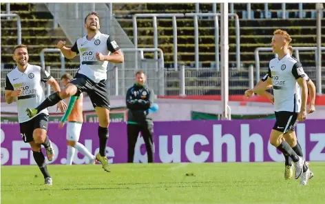  ?? FOTO: SCHLICHTER ?? Manuel Feil ballt die Fäuste, springt in die Luft und lässt seine Freude nach dem Treffer zum 2:1 für die SV Elversberg raus.