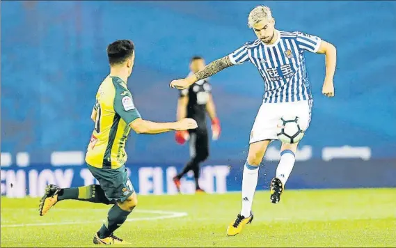  ?? FOTO: UNCITI ?? Iñigo se dispone a controlar el balón en un lance del partido del lunes ante el Depor