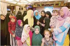  ??  ?? RINA (tengah) beramah mesra dengan anak yatim dari Rumah Kebajikan Baitul Ehsan Al-Khairi.