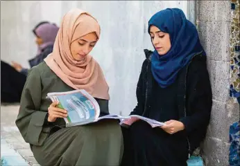  ?? ?? REGLA. Las mujeres yemeníes no pueden viajar al exterior a estudiar sin un acompañant­e masculino.