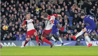  ??  ?? REAPARECIÓ. Morata remata a portería, anoche en el partido del Chelsea ante el West Brom.