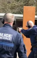  ?? (Photos Ph.D) ?? Les policiers municipaux de Vallauris s’entraînent à manier leur nouvelle arme.