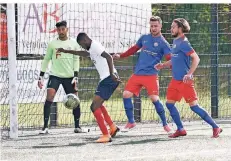  ?? FOTO ALEXANDRA ROTH ?? Der FSV um Meik Kuta, Emir Alic Torwart Adnan Laroshi (von rechts) muss sich in der Defensive steigern.