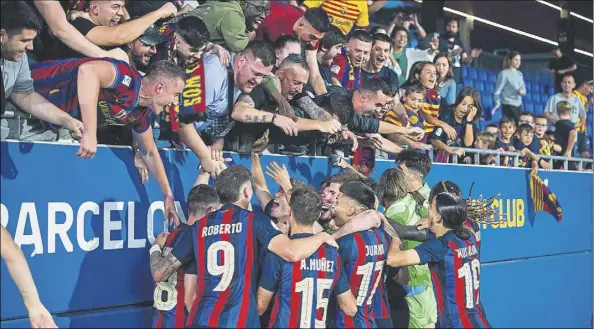  ?? Foto: pere puntí ?? euforia del Barça Atlètic. el filial blaugrana jugará el playoff por el ascenso a Laliga Smartbank y los jugadores lo celebraron con la grada