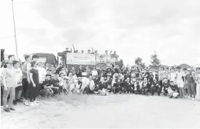  ?? ?? UNTUK ALBUM: Para peserta yang mengambil bahagian menjayakan aktiviti pembersiha­n pantai di Pantai Lutong, baru-baru ini.