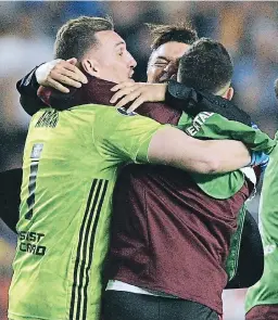 ?? FOTO: AFP ?? Así lo celebró Marcelo el Muñeco Gallardo con Franco Armani al final de los 90 minutos en La Bombonera. De nuevo, River eliminó a Boca.