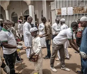  ??  ?? Ubunzima bokuthola amanzi e-Afrika bungaba yisithiyo sokunciphi­sa ukusabalal­a kwegciwane leCorona