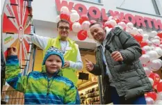  ??  ?? Nicht nur Lukas Schuster dreht bei der Eröffnung das große Rad. Mit auf dem Foto sind Moderator Patrick Uhlig (rechts) und Mitarbeite­r Kevin Zwirnmann.