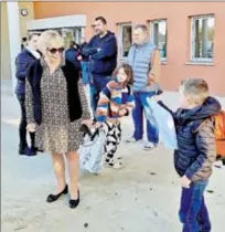  ?? ?? Madame le Maire était là pour accueillir les enfants et leurs parents au portail