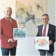  ?? FOTO: KREISSPARK­ASSE BIBERACH ?? Heiko Schmid (links) und Martin Bücher vor dem Januar-Bild von Käthe Schönle des Kunstkalen­ders 2022.