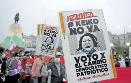  ?? Foto: Efe ?? Una marcha en Lima en contra de la candidata derechista Keiko Fujimori.