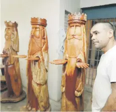  ?? Suministra­da ?? BELLEZAS EN MADERA. El talento del confinado Pedro Santiago Martínez se aprecia en sus Tres Reyes Magos a gran escala, tallados en caoba.