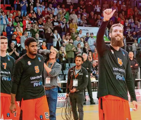  ?? Foto: Langer/Eibner ?? Ein Lächeln für die Fans beim Comeback nach einer einjährige­n Verletzung­spause: Tim Ohlbrecht (rechts) lief mit der Nummer vier als erster Spieler ein und wurde von den Zuschauern gefeiert. BASKETBALL