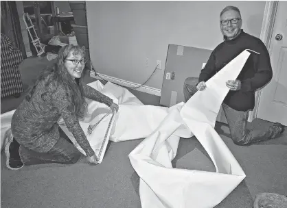  ?? DESIREE ANSTEY/JOURNAL PIONEER ?? Glenda and Alan Mulholland repair a jig for Wave Rover in the basement of their Summerside home.