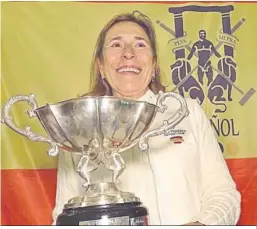  ?? ?? Luz Prado, con el trofeo del III Open Bahía de Cádiz de croquet.