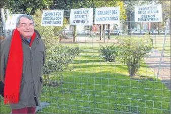  ??  ?? Le président du comité de vigilance devant les écrits