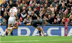  ?? GETTY IMAGES ?? Kiwis captain Dallin Watene-Zelezniak scores a try in the 20-14 second test loss to England.