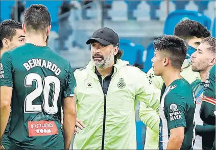 ?? FOTO: EFE ?? Rufete, técnico interino, dando instruccio­nes a Bernardo, Marc Roca y Melamed en el partido de Anoeta. Urgen retoques para Segunda