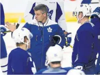  ?? VINCE TALOTTA/TORONTO STAR ?? Sheldon Keefe, here calling the shots at the Leafs’ pre-season rookie camp, has guided a perennial winner at Ricoh Coliseum.