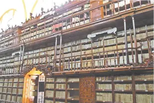  ??  ?? La Biblioteca Palafoxian­a conserva los libros del obispo Palafox y Mendoza; este recinto es parte del programa Memoria del Mundo de la UNESCO, desde 2005.