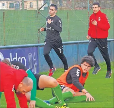  ??  ?? ÓSCAR YA CORRE. El de Renedo, corriendo con el recuperado­r, compartió ayer campo con sus compañeros.