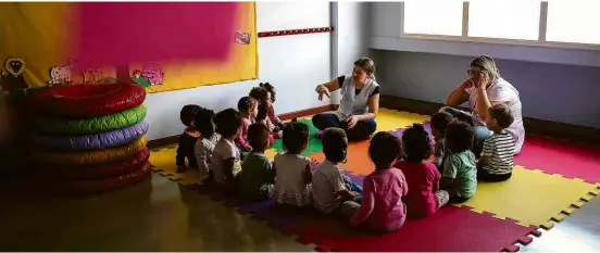  ??  ?? Professora­s dão aula para turma de crianças na creche Kandinsky, no Sacomã, zona sul de São Paulo