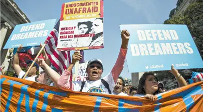  ??  ?? Familiares de imigrantes e contrários ao governo Trump protestara­m contra a extinção do Daca