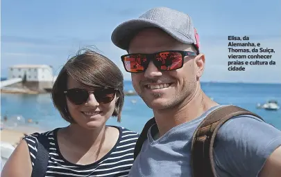  ??  ?? Elisa, da Alemanha, e Thomas, da Suiça, vieram conhecer praias e cultura da cidade