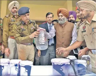  ?? HT FILE ?? Police officers show the weapons recovered from the accused in targeted killing cases at a press conference in Ludhiana on November 2, 2017.