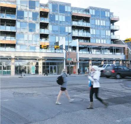  ?? JIM WELLS ?? The city has instituted a head start for pedestrian­s and cyclists at the intersecti­on of 10th Street N.W. and Second Avenue known as a leading pedestrian interval. The concept has been used across North America, but the Kensington intersecti­on is...