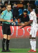  ??  ?? Max-Alain Gradel a été expulsé.