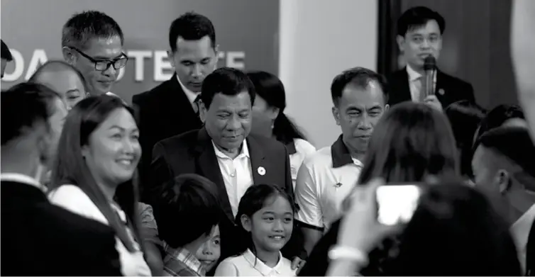  ?? (Presidenti­al Photo) ?? President Rodrigo Roa Duterte interacts with his supporters during a meeting with the Filipinos residing in Vietnam at the Pulchra Resort in Da Nang City on November 9, 2017.