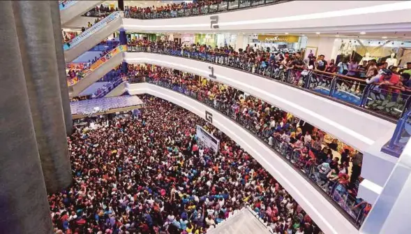  ??  ?? A massive crowd at the launch of sultan of Johor’s housing scheme at the Galleria Kotaraya complex.