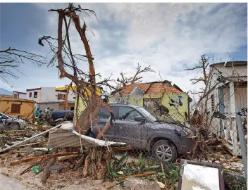  ?? FOTO: AFP ?? Ein kaum fassbares Ausmaß der Zerstörung: Hurrikan „Irma“wütet mit 295 Kilometern pro Stunde. Auf der Karibikins­el Sint Maarten hat der bis dato schwerste Atlantik-Sturm Autos und Häuser wie Spielzeug weggefegt.