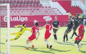  ?? FOTO:PERE PUNTÍ ?? Stuani pareció en el último suspiro para marcar en esta acción el gol del triunfo