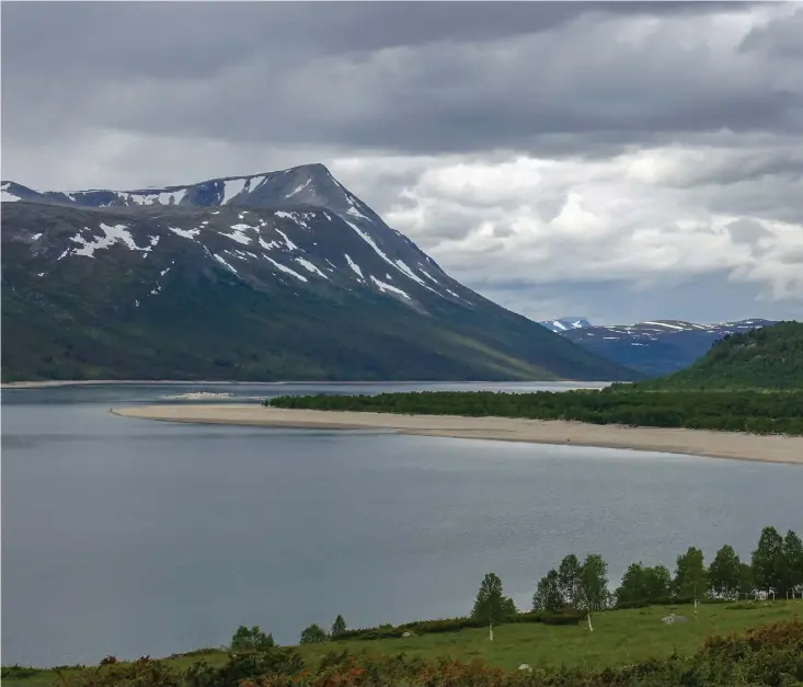  ?? Bild: Kerstin Krafft ?? Norges högst belägna naturstran­d förtrollar vid sjön Gjevillvat­net på 650 meters höjd.