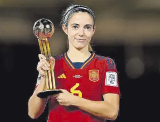  ?? // EFE - RFEF / PABLO GARCÍA ?? Aitana posa con el trofeo que le reconoce como jugadora más valiosa del último Mundial