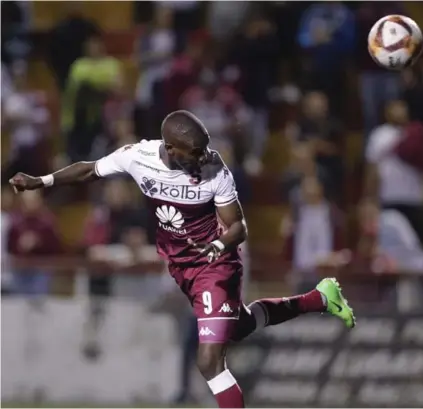  ?? JOSÉ CORDERO ?? El delantero hondureño Rubilio Castillo marcó su primer gol con la camiseta del Deportivo Saprissa, anoche, ante la Universida­d de Costa Rica.
