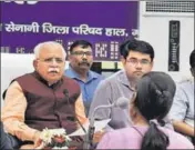  ?? HT PHOTO ?? Chief minister Manohar Lal Khattar listening to people’s complainan­ts in Gurgaon on Sunday.
