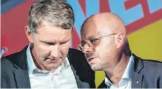  ?? FOTO: PATRICK PLEUL/DPA ?? Der „Flügel“um Andreas Kalbitz (rechts) und Björn Höcke soll sich nach dem Willen der Parteispit­ze auflösen.