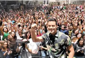  ?? ÉDGAR NEGRETE ?? El cantante y actor fue arropado por sus seguidores en la Ciudad de México