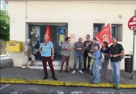  ?? (Photo R. G.) ?? A l’appel de la CGT quelques agents se sont rassemblés devant le bureau qui tirera définitive­ment le rideau, aujourd’hui à midi.