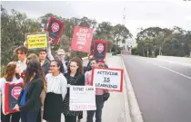  ??  ?? ↑ Un grupo de personas participa en una protesta por el cambio climático, en los exteriores del Parlamento, en Canberra (Australia).